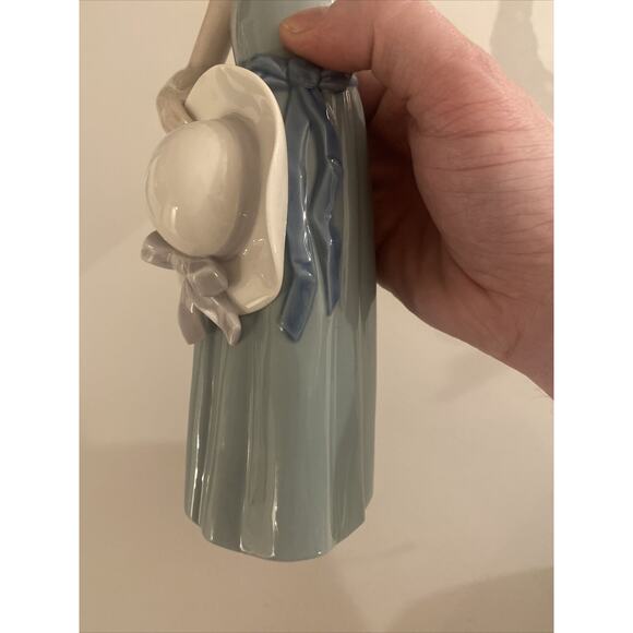 Lladro #5010 "Coiffure Girl with Straw Hat", Spain by Francisco Catala, Mint. - Picture 4 of 8